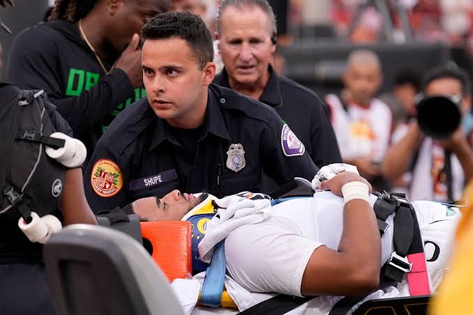 Dante Moore knocked out of Oregon-USC game