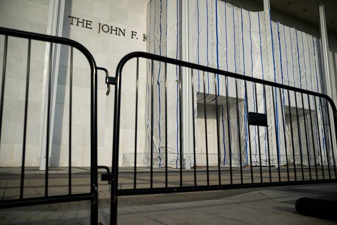 mike lee blocks kennedy center bill
